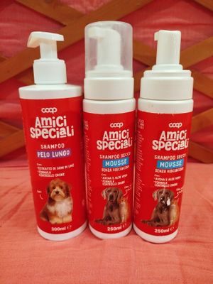 trois bouteilles de « Dog Sham » posées les unes à côté des autres sur un lit