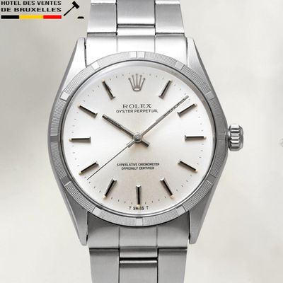une photo d'une montre Rolex argentée avec un cadran blanc