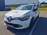 la voiture blanche est garée dans le parking à côté du bâtiment