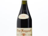 une bouteille de vin rouge posée sur une table blanche
