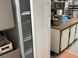 une photo d'une cuisine avec un réfrigérateur et d'autres appareils électroménagers