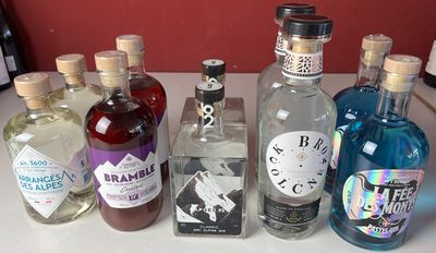 de nombreuses bouteilles d'alcool posées sur un plan de travail