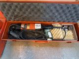 une boîte contenant un tas d'outils
