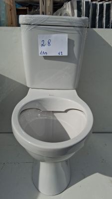 des toilettes blanches sur le couvercle desquelles est collé un autocollant