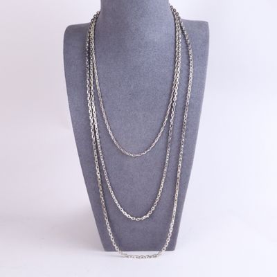 gros plan d'un collier sur un mannequin sur fond blanc