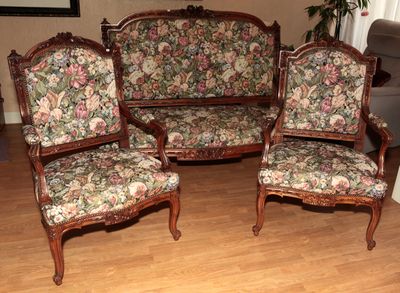trois fauteuils et un canapé dans un salon