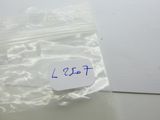 un morceau de papier sur lequel est collé un autocollant, posé sur une table