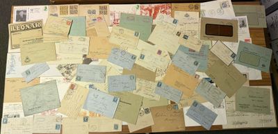 une valise remplie de lettres et de cartes postales posée sur une table
