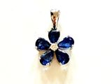 une image représentant un pendentif en forme de fleur bleue, orné d'un diamant au centre