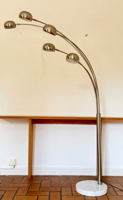une photo d'un lampadaire dans un salon