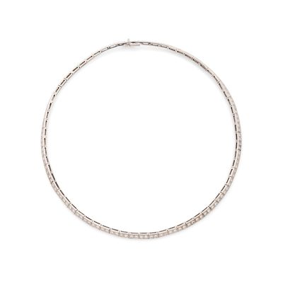 gros plan d'un bracelet en argent sur fond blanc