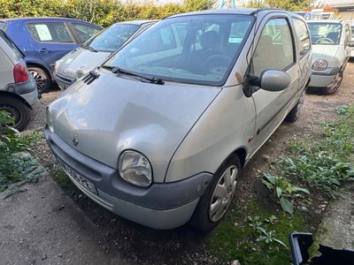 une petite voiture garée dans un parking