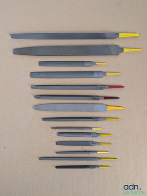 sept outils différents posés sur une table