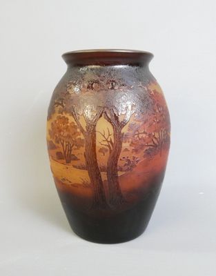 un vase sur lequel figure l'image d'un arbre