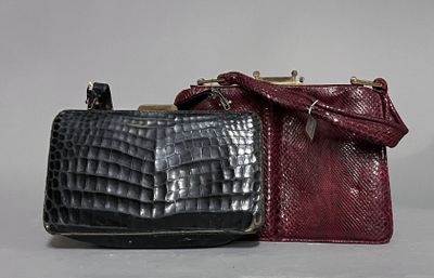 deux sacs à main posés l'un à côté de l'autre sur une table