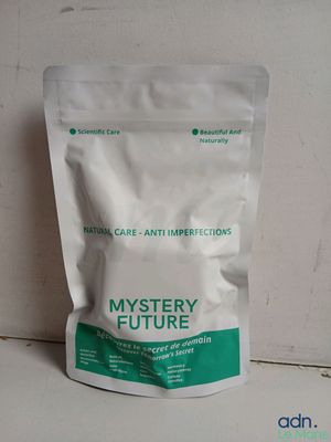 un sachet de poudre blanche posé sur un comptoir