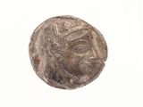 gros plan d'une pièce de monnaie sur une surface blanche avec un fond blanc