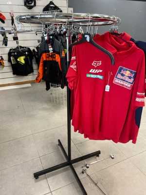 un t-shirt suspendu à un portant dans un magasin