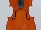 un vieux violon avec un archet sur fond blanc