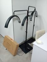 2 postes à manucure, 7 lampes, 6 servantes sur roulettes, 1 … (photo 6)