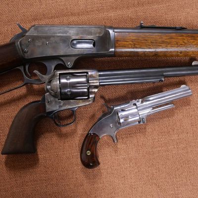 Deux revolvers sont posés l'un à côté de l'autre sur une surface marron