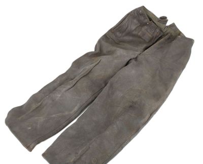 un vieux pantalon posé sur une surface blanche