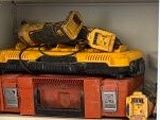 un jouet jaune et noir posé sur une boîte jaune et noire