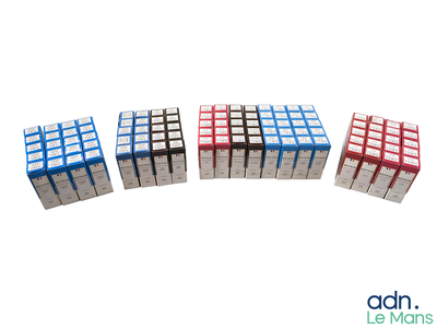 plusieurs cubes de différentes couleurs sont empilés les uns sur les autres