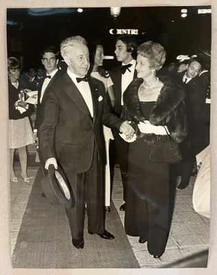 photographie en noir et blanc d'un homme et d'une femme en tenue de cérémonie