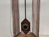 une photo d'une sculpture réalisée en fil de fer et en bois