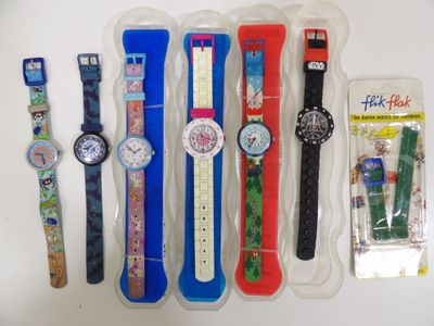 cinq montres différentes dans le paquet posé sur la table