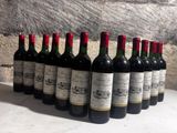 plusieurs bouteilles de vin sont alignées sur une table