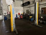 l'image d'un garage contenant de nombreux outils