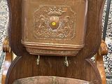 une chaise en bois sur laquelle est posé un bol