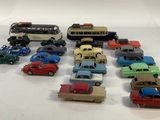 un grand nombre de petites voitures posées sur une table