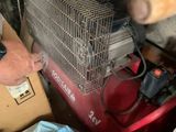 un homme qui travaille sur une machine dans le garage