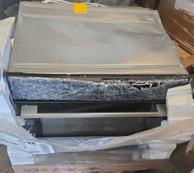 un micro-ondes posé sur une pile de cartons