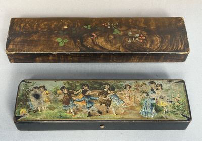 deux boîtes posées l'une à côté de l'autre sur une table