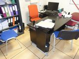 un bureau avec deux chaises et un ordinateur dessus