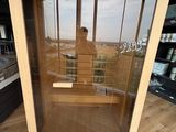 un sauna en bois avec une porte vitrée au milieu de la pièce