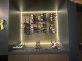 de nombreuses bouteilles de vin exposées dans une vitrine