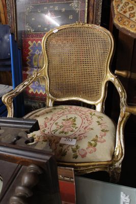 une chaise qui se trouve dans une pièce où il y a une horloge