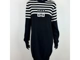 un mannequin portant une robe-pull rayée noir et blanc