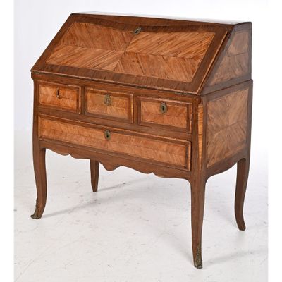 une image représentant un petit bureau en bois muni de tiroirs