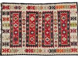 un tapis rouge et noir sur fond blanc