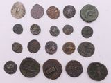 une image représentant une collection de pièces de monnaie romaines antiques posées sur une surface blanche