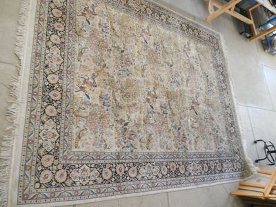 un grand tapis posé sur le sol d'une pièce
