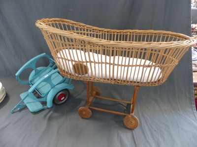 un lit de bébé avec un camion jouet à côté