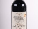 une bouteille de vin rouge posée sur une table blanche