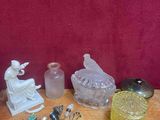 de nombreux objets en verre posés sur une table avec un fond rouge